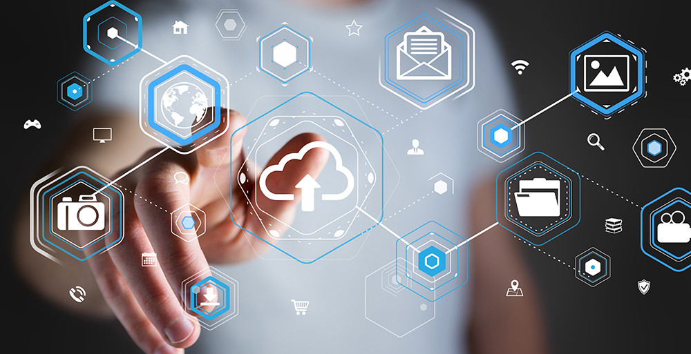 Celý digitálny svet na dosah ruky Vizualizácia digitálnych zariadení a ikon nad otvorenou rukou